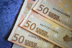 Euro s-a apreciat la 4,7765 lei